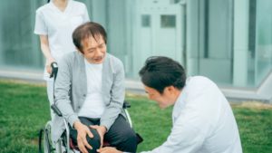 骨密度が低いと歩けなくなる？